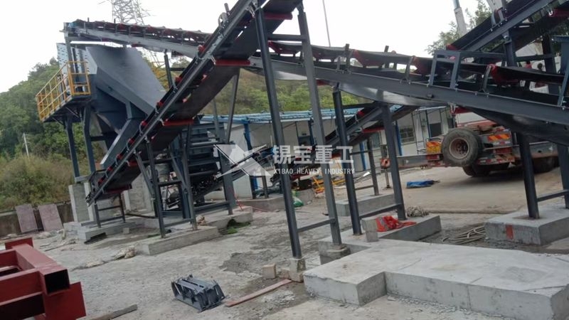 廣州瀝青銑刨料破碎篩分設(shè)備現(xiàn)場(chǎng)